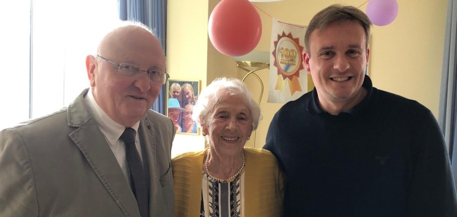 Anna Dahlem feierte im evangelischen Altenzentrum Mühlbad ihren 100. Geburtstag. Es gratulierten der Erste Beigeordnete der Stadt Boppard, Helmut Schröder (links), und Ortsvorsteher Niko Neuser. 