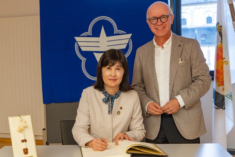 Delegationsleiterin Kumiko Yamanouchi trägt sich im Beisein von Boppards Bürgermeister Jörg Haseneier in das Goldene Buch der Stadt Boppard ein. Delegationsleiterin Kumiko Yamanouchi trägt sich im Beisein von Boppards Bürgermeister Jörg Haseneier in das Goldene Buch der Stadt Boppard ein.