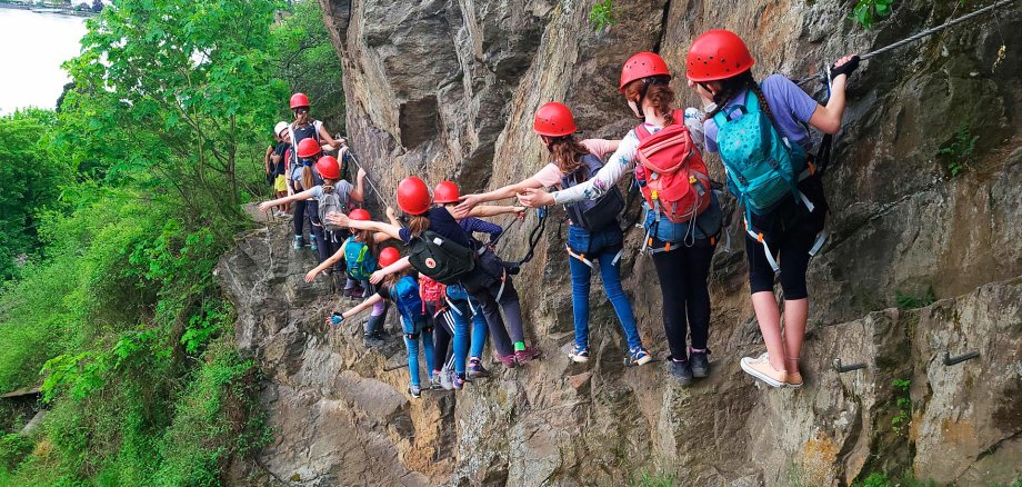 Durch die sportliche Herausforderung und die Nähe zu den UNESCO-Welterbestätten bietet der Klettersteig eine besondere Möglichkeit, die natürliche Schönheit des Mittelrheins aus einer neuen Perspektive zu erleben. Auch Kletterkurse für Familien und Sicherungskurse werden hier angeboten. 