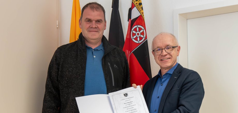 Zum Dank für 25 Jahre im Dienst der Stadt Boppard überreicht Bürgermeister Jörg Haseneier (rechts) Peter Bach eine Urkunde der Stadt Boppard. 