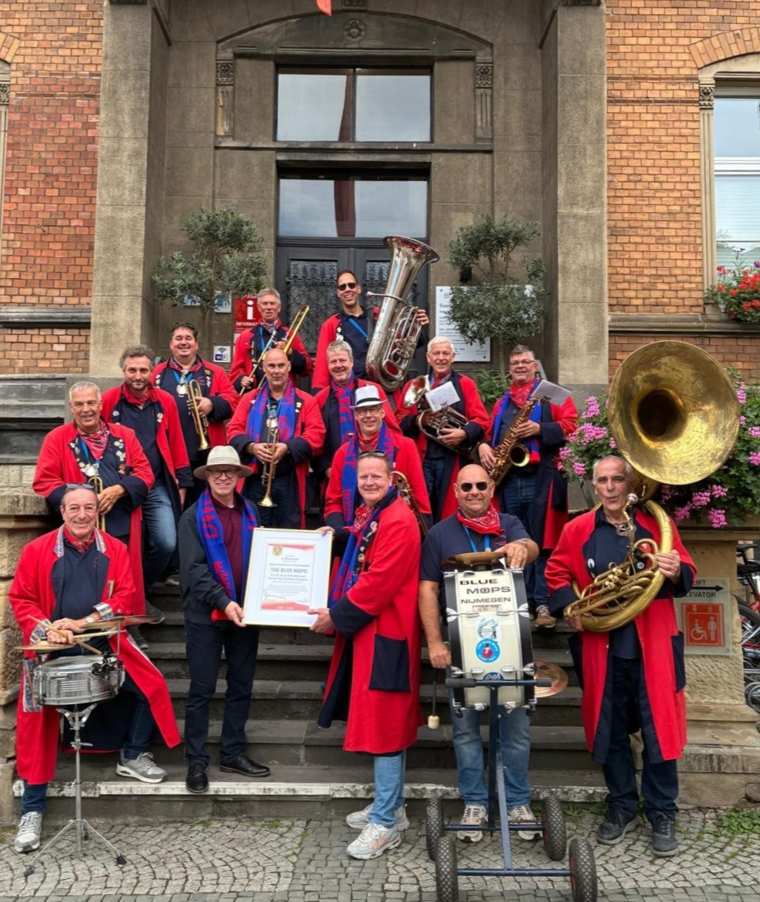 Bürgermeister Jörg Haseneier (vorne, 2. von links) überreicht der niederländischen Kapelle Blue Mops aus Nijmegen die Urkunde zum 25-jährigen Jubiläum ihrer Auftritte beim Bopparder Mittelrhein-Weinfest. 