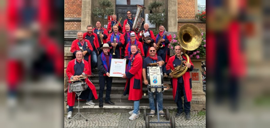 Bürgermeister Jörg Haseneier (vorne, 2. von links) überreicht der niederländischen Kapelle Blue Mops aus Nijmegen die Urkunde zum 25-jährigen Jubiläum ihrer Auftritte beim Bopparder Mittelrhein-Weinfest. Bürgermeister Jörg Haseneier (vorne, 2. von links) überreicht der niederländischen Kapelle Blue Mops aus Nijmegen die Urkunde zum 25-jährigen Jubiläum ihrer Auftritte beim Bopparder Mittelrhein-Weinfest.