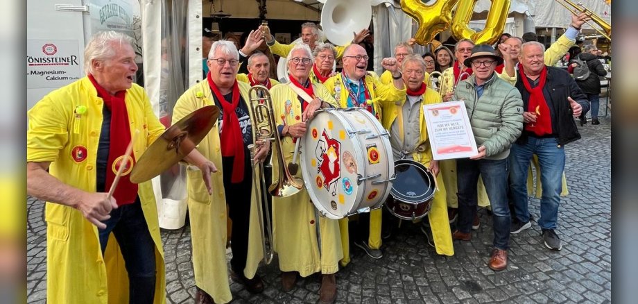 Vom Bopparder Weinfest nicht mehr wegzudenken: Die niederländische Kapelle „Hoe we heten zijn we vergeten“ kommt seit 40 Jahren zum Weinfest in die Stadt, um Musik zu machen. Dafür gab es nun Gratulationen und eine Ehrung vom Bürgermeister. 