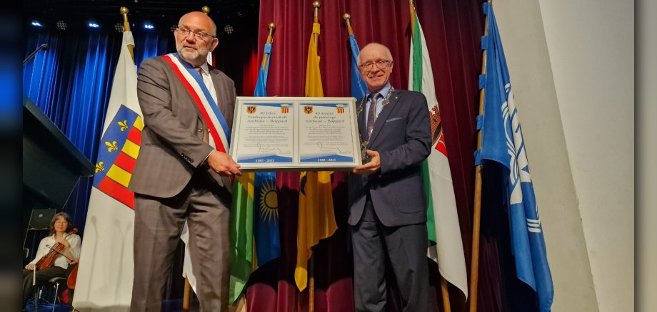 Boppards Bürgermeister Jörg Haseneier (rechts) überreichte seinem Amtskollegen aus Amboise ein eine Urkunde zur Würdigung des 40-jährigen Jubiläums. 