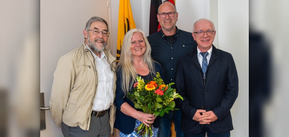 Nach 45 Jahren im Dienst der Stadt Boppard geht Sabine Schröder in den wohlverdienten Ruhestand. Bei der offiziellen Verabschiedung waren anwesend (von links): Der Erste Beigeordnete Helmut Zindorf, der Beigeordnete Jörg Puth und Boppards Bürgermeister Jörg Haseneier. 
