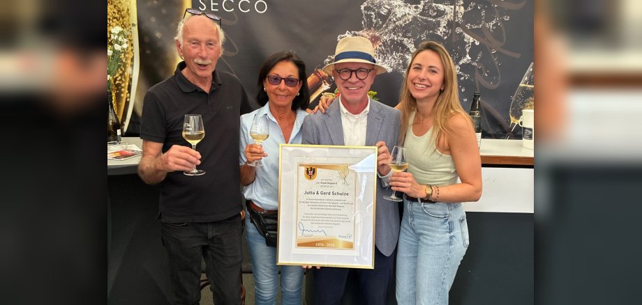 Seit 50 Jahren sind Jutta (2. von links) und Gerd Schulze (links), auf dem Foto mit Tochter Anna Schulze (rechts), mit ihrer Champagner- und Sektlounge ein fester Bestandteil des traditionsreichen Bopparder Weinfestes. Aus diesem besonderen Anlass überreichte Bürgermeister Jörg Haseneier den Standbetreibern eine Urkunde und würdigte damit die jahrzehntelange Verbundenheit mit dem Bopparder Weinfest. Seit 50 Jahren sind Jutta (2. von links) und Gerd Schulze (links), auf dem Foto mit Tochter Anna Schulze (rechts), mit ihrer Champagner- und Sektlounge ein fester Bestandteil des traditionsreichen Bopparder Weinfestes. Aus diesem besonderen Anlass überreichte Bürgermeister Jörg Haseneier den Standbetreibern eine Urkunde und würdigte damit die jahrzehntelange Verbundenheit mit dem Bopparder Weinfest.