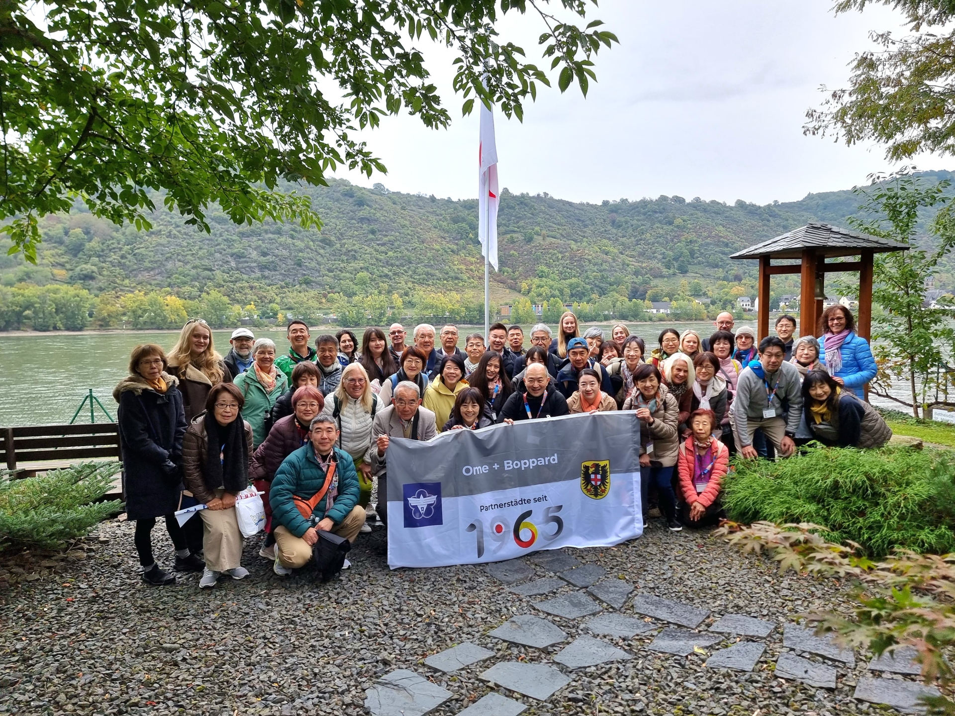 Die Jubiläumsdelegation im Ome-Partnerschaftsgarten. 