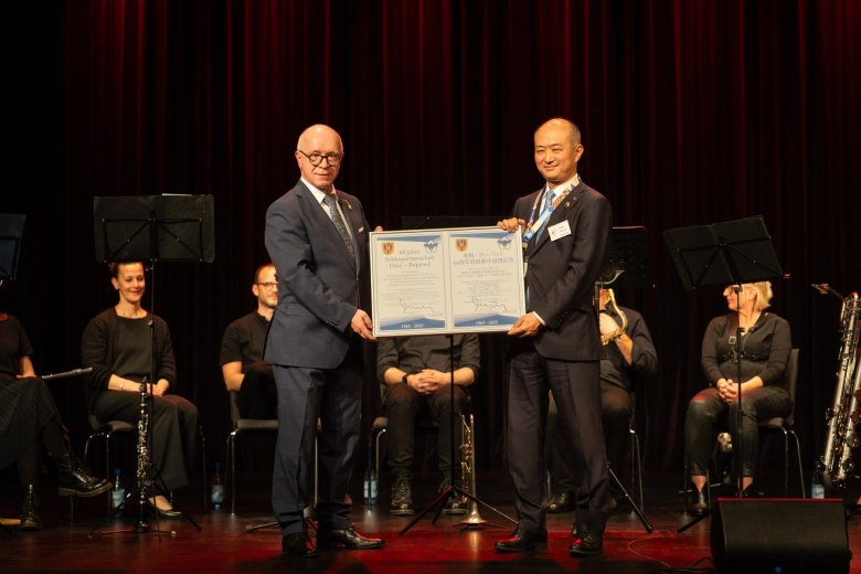 Boppards Bürgermeister Haseneier überreicht eine Urkunde anlässlich des 60-jährigen Städtepartnerschaftsjubiläums an Omes Bürgermeister Toshiaki Ohsemachi.  Boppards Bürgermeister Haseneier überreicht eine Urkunde anlässlich des 60-jährigen Städtepartnerschaftsjubiläums an Omes Bürgermeister Toshiaki Ohsemachi.