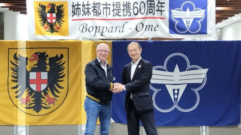 Ankunft in Ome: Omes Bürgermeister Toshiaki Ohsemachi (rechts) und Boppards Bürgermeister Jörg Haseneier. 