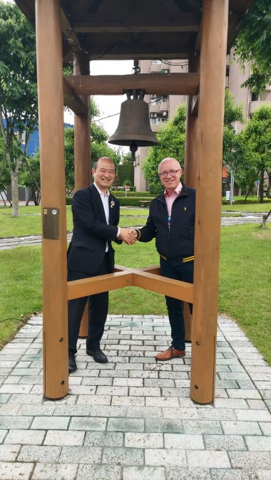 Bürgermeister Jörg Haseneier (rechts) und Bürgermeister Toshiaki Ohsemachi unterstrichen die Freundschaft der beiden Städte mit dem Läuten der Freundschaftsglocke. 