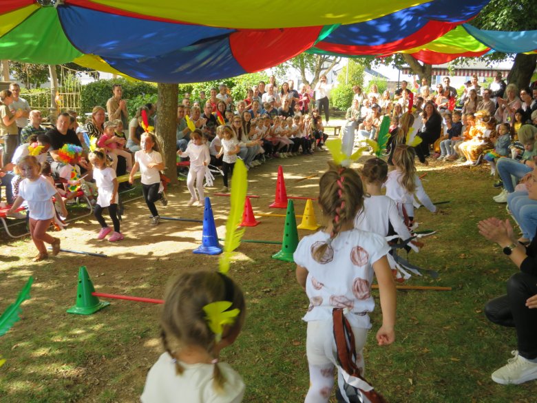 Im Rahmen eines Sommerfests mit einer bunten Zirkusaufführung wurde die Zertifizierung gefeiert. Im Rahmen eines Sommerfests mit einer bunten Zirkusaufführung wurde die Zertifizierung gefeiert.