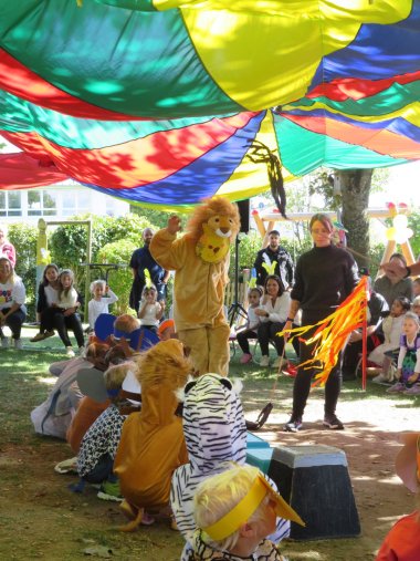 Im Rahmen eines Sommerfests mit einer bunten Zirkusaufführung wurde die Zertifizierung gefeiert. Im Rahmen eines Sommerfests mit einer bunten Zirkusaufführung wurde die Zertifizierung gefeiert.