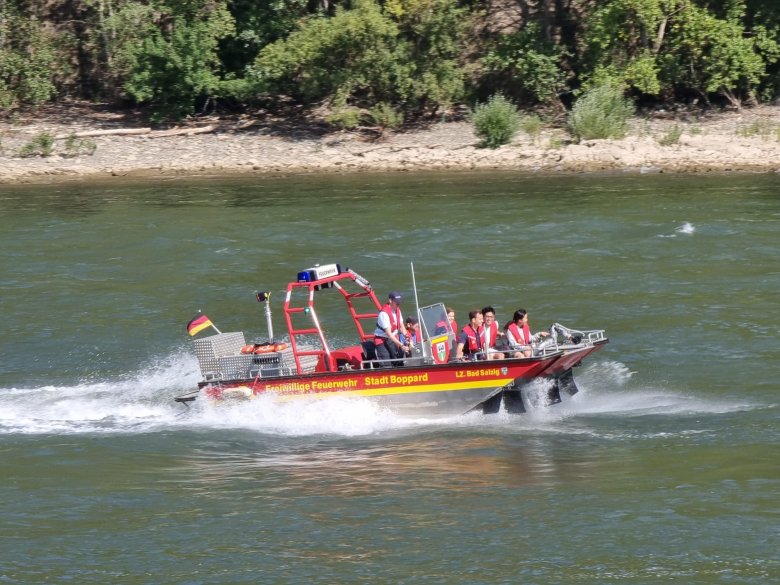 Rasante Fahrten mit den Feuerwehrbooten der Freiwilligen Feuerwehr Boppard auf dem Rhein sorgten für viel Spaß und Spannung.