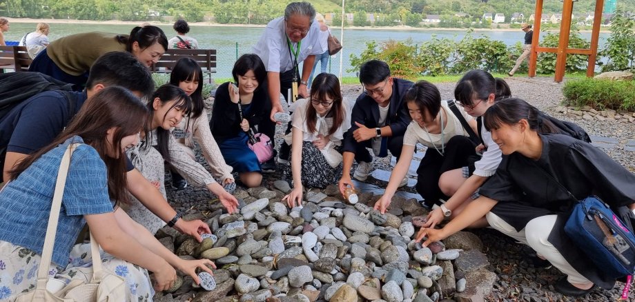 Das Ritual, Steine aus dem Fluss Tama aus Ome in Boppard im Ome-Partnerschaftsgarten auf dem Gelände der Stiftung Bethesda niederzulegen und die Freundschaftsglocke zu läuten, waren ebenfalls wichtige Bestandteile des Austauschs.