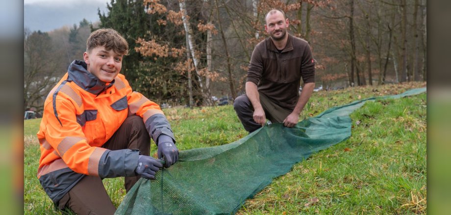 Mitarbeiter des städtischen Bauhofs beim Aufstellen des Amphibienschutzzauns im Kurpark in Bad Salzig. 