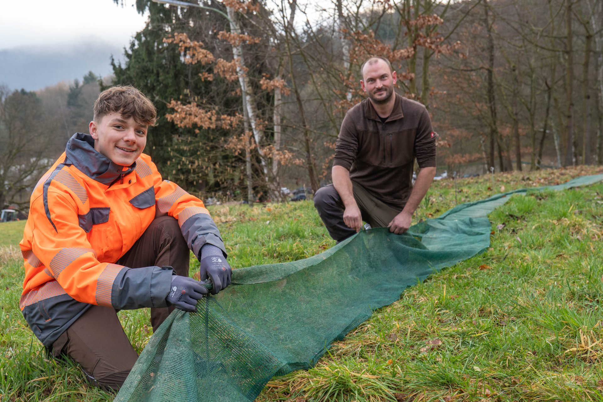 Mitarbeiter des städtischen Bauhofs beim Aufstellen des Amphibienschutzzauns im Kurpark in Bad Salzig. 