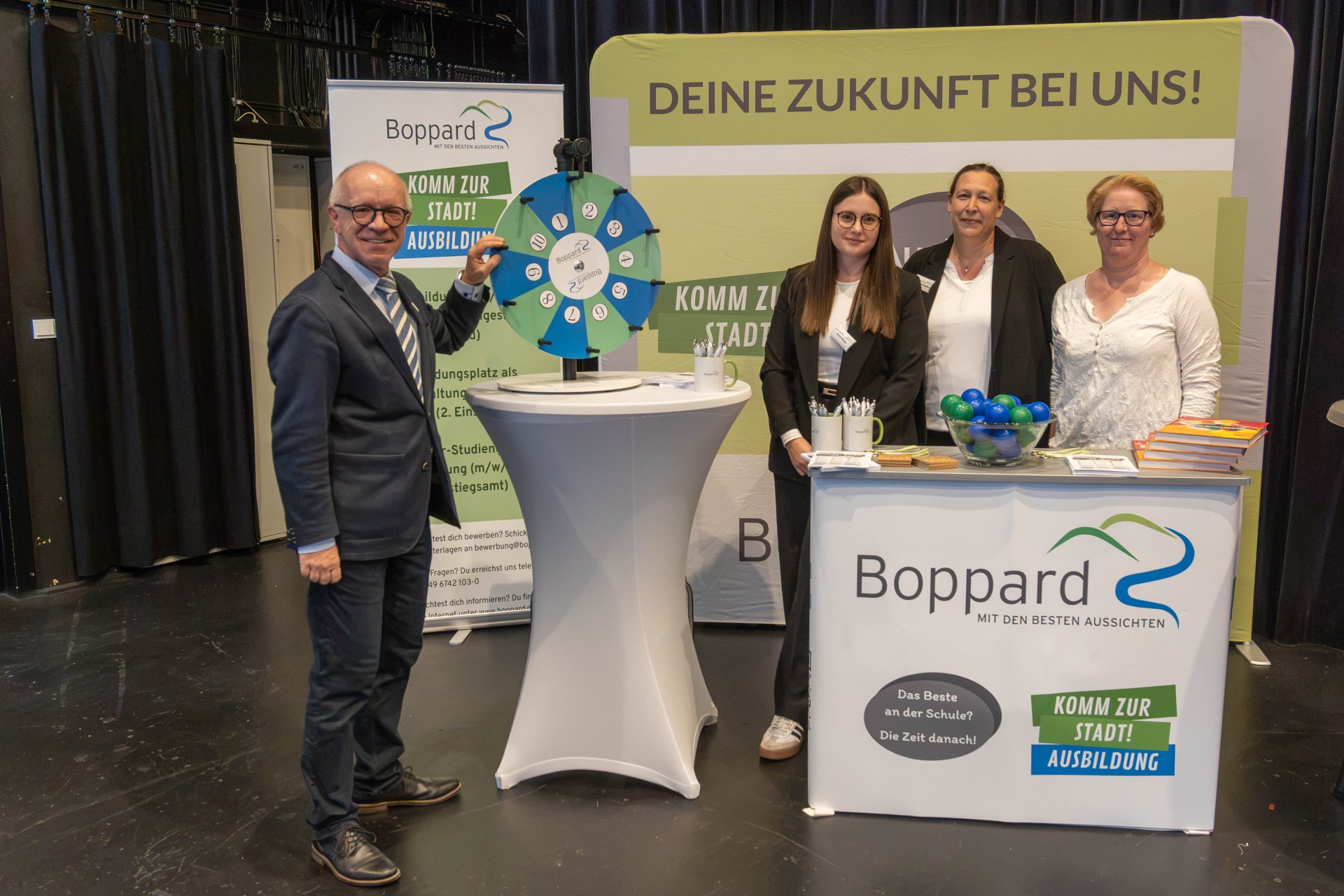 Die Stadtverwaltung Boppard war mit einem Stand auf der Berufs- und Ausbildungsmesse 2026 vertreten. Auch Boppards Bürgermeister Jörg Haseneier (links) stattete dem Stand der Stadtverwaltung einen Besuch ab. Über die verschiedenen Ausbildungsmöglichkeiten bei der Stadt Boppard informierten (von links): Viktoria Metzger, Personalabteilung, Christiane Neiser-Schöffler, Leiterin Fachbereich 2, und Bianca Flauger, Personalabteilung. 