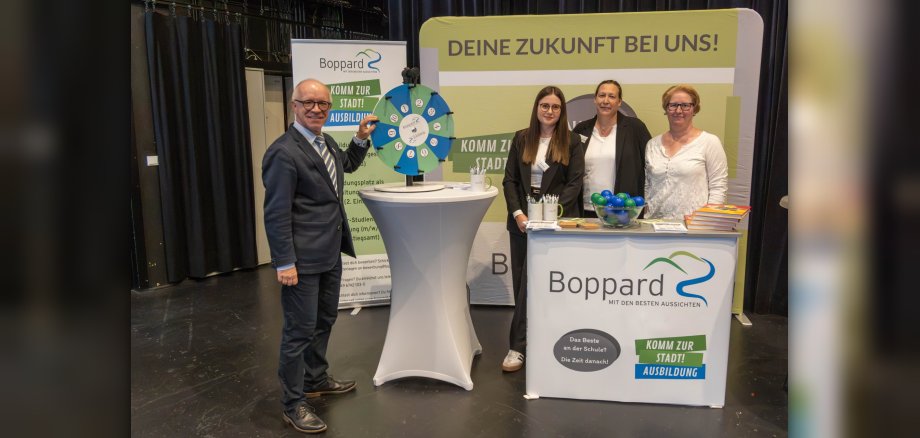 Die Stadtverwaltung Boppard war mit einem Stand auf der Berufs- und Ausbildungsmesse 2026 vertreten. Auch Boppards Bürgermeister Jörg Haseneier (links) stattete dem Stand der Stadtverwaltung einen Besuch ab. Über die verschiedenen Ausbildungsmöglichkeiten bei der Stadt Boppard informierten (von links): Viktoria Metzger, Personalabteilung, Christiane Neiser-Schöffler, Leiterin Fachbereich 2, und Bianca Flauger, Personalabteilung. Die Stadtverwaltung Boppard war mit einem Stand auf der Berufs- und Ausbildungsmesse 2026 vertreten. Auch Boppards Bürgermeister Jörg Haseneier (links) stattete dem Stand der Stadtverwaltung einen Besuch ab. Über die verschiedenen Ausbildungsmöglichkeiten bei der Stadt Boppard informierten (von links): Viktoria Metzger, Personalabteilung, Christiane Neiser-Schöffler, Leiterin Fachbereich 2, und Bianca Flauger, Personalabteilung.