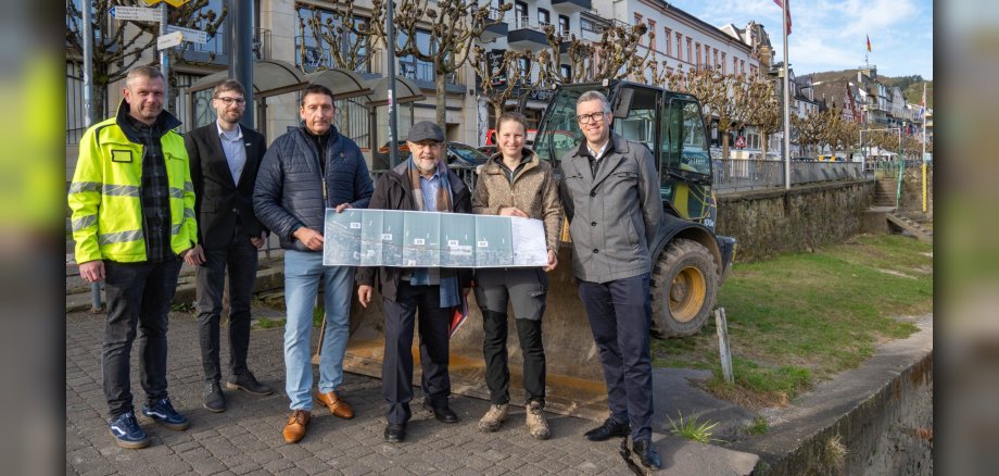 Stellten die Sanierung der Rheinufermauer vor, mit der es in der kommenden Woche richtig losgeht (von links): Fabian Frensemeier, Bauleitung, Firma Böwingloh & Helfbernd, Dominik Nachtsheim, Leiter des Fachbereichs 5 und Klimaschutzmanager der Stadt Boppard, Jörg Vogt, Technischer Mitarbeiter der Stadt Boppard, Helmut Zindorf, Erster Beigeordneter der Stadt Boppard, Alexa Bach, Ortsvorsteherin Boppard, Michael Spiess, Projektsteuerer, Firma Hitzler Ingenieure. 
