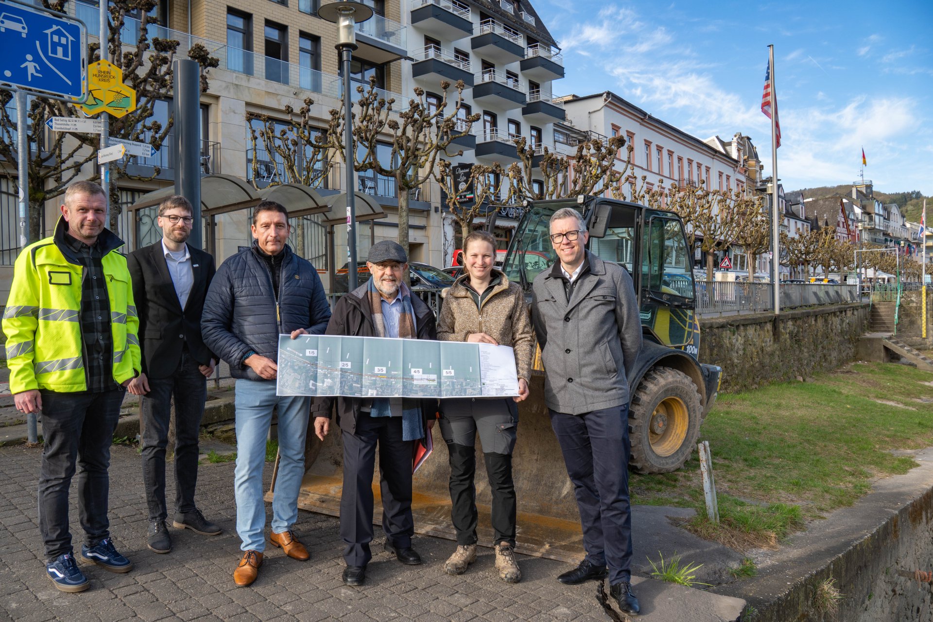 Stellten die Sanierung der Rheinufermauer vor, mit der es in der kommenden Woche richtig losgeht (von links): Fabian Frensemeier, Bauleitung, Firma Böwingloh & Helfbernd, Dominik Nachtsheim, Leiter des Fachbereichs 5 und Klimaschutzmanager der Stadt Boppard, Jörg Vogt, Technischer Mitarbeiter der Stadt Boppard, Helmut Zindorf, Erster Beigeordneter der Stadt Boppard, Alexa Bach, Ortsvorsteherin Boppard, Michael Spiess, Projektsteuerer, Firma Hitzler Ingenieure. 