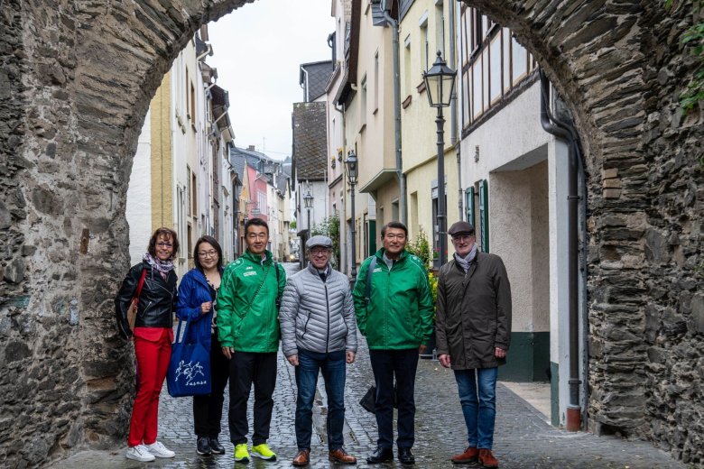 Die Delegation aus der Partnerstadt Ome erkundete Boppard bei einer Stadtführung unter der Leitung von Stefan Rees, Leiter der Tourist Information Boppard (rechts). Am Binger Tor machte die Gruppe Halt für ein Foto. Mit dabei waren (von links): Martina Weirich, Mitarbeiterin der Stadt Boppard und zuständig für Städtepartnerschaften, Miho Roos-Shibadaira vom Freundeskreis Ome-Boppard, Masayoshi Kusano, Abteilungsleiter für internationale Beziehungen bei der Stadt Ome, Boppards Bürgermeister Jörg Haseneier und der Bürgermeister der japanischen Stadt Ome, Keiichi Hamanaka.