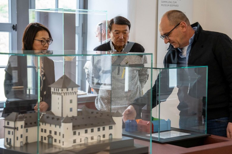 Museumsleiter Frank Schröder (rechts) zeigt Omes Bürgermeister Keiichi Hamanaka ein Modell der Kurfürstlichen Burg.