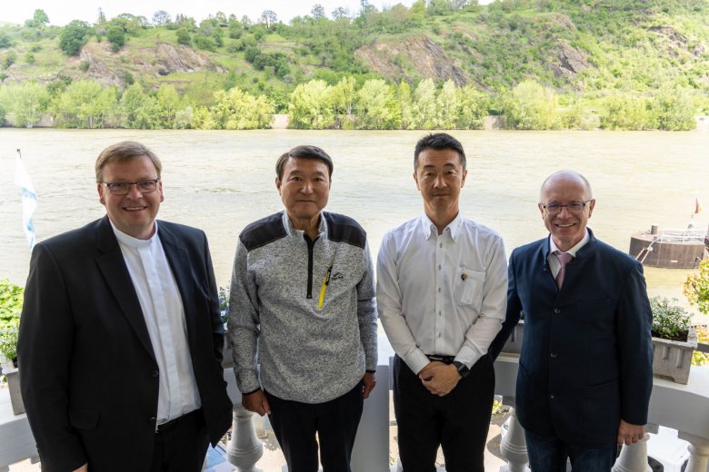 Beim Empfang im Bopparder Pfarrhaus (von links): Pfarrer Stefan Dumont, Omes Bürgermeister Keiichi Hamanaka, Masayoshi Kusano, Abteilungsleiter für internationale Beziehungen bei der Stadt Ome, und Boppards Bürgermeister Jörg Haseneier.