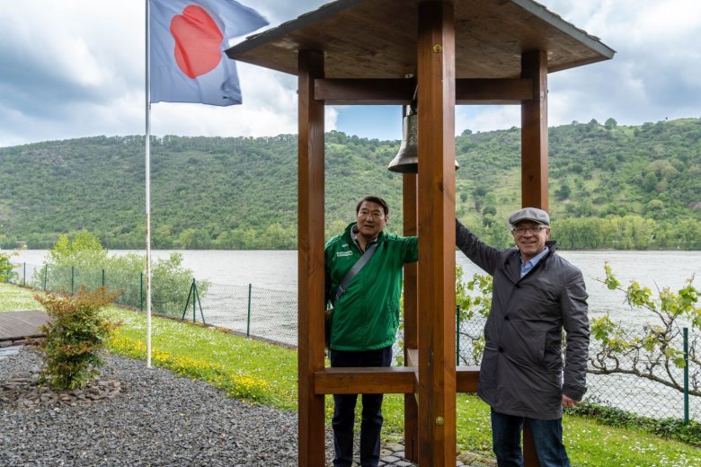 Omes Bürgermeister Keiichi Hamanaka (links) läutete gemeinsam mit Boppards Bürgermeister Jörg Haseneier die Partnerschaftsglocke in der Gartenanlage als Zeichen der Verbundenheit und Freundschaft der beiden Städte.