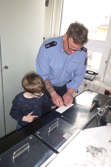 In der Abteilung der Spurensicherung durften die Vorschulkinder sich sogar in Sachen Fingerabdrücke und Spurensuche ausprobieren.