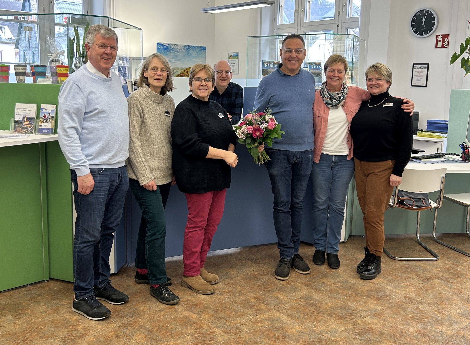 Das Team der Tourist Information Boppard erhielt Blumen als Dankeschön für die Organisation des vergangenen Weihnachtsmarkts. 