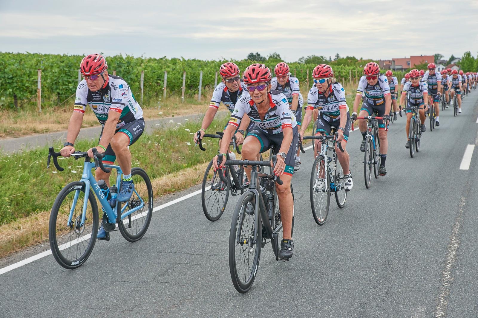 Am Sonntag, 26. Juli 2026, macht die VOR-TOUR der Hoffnung im Jahr ihres 30-jährigen Bestehens Station in Boppard.