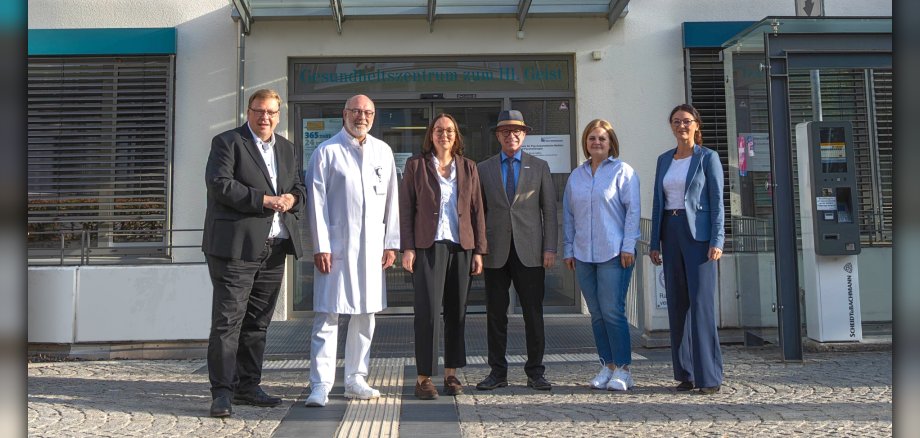 Bekräftigten ihre Unterstützung für die Weiterentwicklung des Krankenhauses zu einem sektorenübergreifenden Versorger, zu einer sogenannten Regioklinik (von links): Pastor Stefan Dumont, Vorsitzender der Stiftung „Hospital zum Heiligen Geist“, Dr. med Andreas Mulfinger, Ärztlicher Direktor des Heilig Geist Krankenhauses und Chefarzt Innere Medizin, Alexandra Kiauk, Geschäftsführerin des GK-Mittelrhein, Boppards Bürgermeister Jörg Haseneier, Natalia Stuckert, Pflegedirektorin, und Eva Reichert, Kaufmännische Direktorin des Krankenhauses Heilig Geist. Bekräftigten ihre Unterstützung für die Weiterentwicklung des Krankenhauses zu einem sektorenübergreifenden Versorger, zu einer sogenannten Regioklinik (von links): Pastor Stefan Dumont, Vorsitzender der Stiftung „Hospital zum Heiligen Geist“, Dr. med Andreas Mulfinger, Ärztlicher Direktor des Heilig Geist Krankenhauses und Chefarzt Innere Medizin, Alexandra Kiauk, Geschäftsführerin des GK-Mittelrhein, Boppards Bürgermeister Jörg Haseneier, Natalia Stuckert, Pflegedirektorin, und Eva Reichert, Kaufmännische Direktorin des Krankenhauses Heilig Geist.
