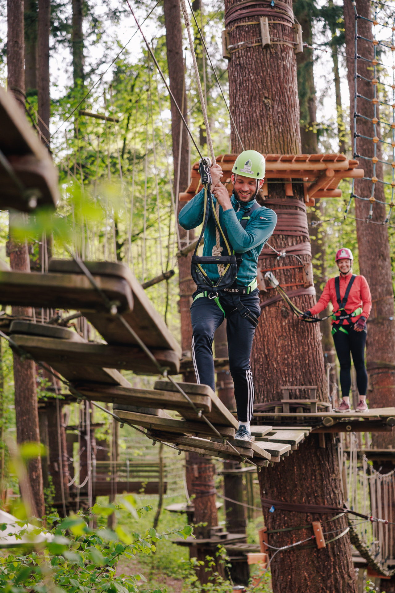 Sportlich aktiv in luftigen Höhen: In den Kletterwäldern Sayn und Vulkanpark erhalten Inhaber der Bopparder GästeKarte nach Vorlage 3 Euro Rabatt – und können noch bis zu drei weitere Personen auf ihre GästeKarte mitnehmen.
