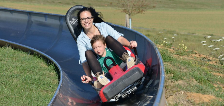 In der Bopparder Gästekarte ist ab sofort eine weitere Vergünstigung inklusive: Beim Kauf einer 6er-Karte für die Sommerrodelbahn „Loreley-Bob“ am Loreleyplateau in St. Goarshausen gibt es drei zusätzliche Fahrten kostenlos dazu.
