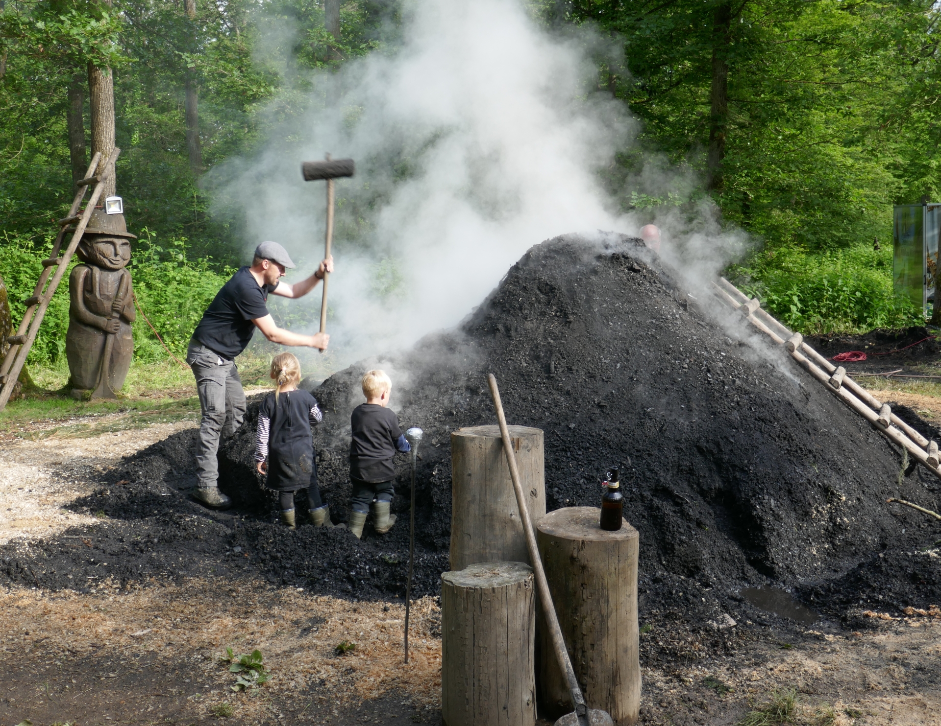Die Bopparder Köhler wollen an den Köhlertagen erneut mehr als 1.000 Kilo Holzkohle aus heimischen Wäldern gewinnen.