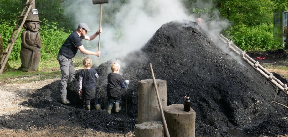Die Bopparder Köhler wollen an den Köhlertagen erneut mehr als 1.000 Kilo Holzkohle aus heimischen Wäldern gewinnen. Die Bopparder Köhler wollen an den Köhlertagen erneut mehr als 1.000 Kilo Holzkohle aus heimischen Wäldern gewinnen.