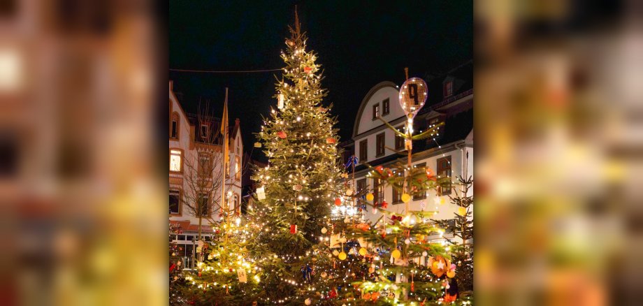 Die Lichter am großen Weihnachtsbaum werden entzündet, die besinnliche Zeit in Boppard beginnt. Mit der neuen Veranstaltung „Bopparder Lichterzauber – Let it glow“ läutet die Stadt Boppard die Vorweihnachtszeit ein. Im Anschluss haben die Geschäfte in der Stadt bis 21 Uhr geöffnet.  Die Lichter am großen Weihnachtsbaum werden entzündet, die besinnliche Zeit in Boppard beginnt. Mit der neuen Veranstaltung „Bopparder Lichterzauber – Let it glow“ läutet die Stadt Boppard die Vorweihnachtszeit ein. Im Anschluss haben die Geschäfte in der Stadt bis 21 Uhr geöffnet.