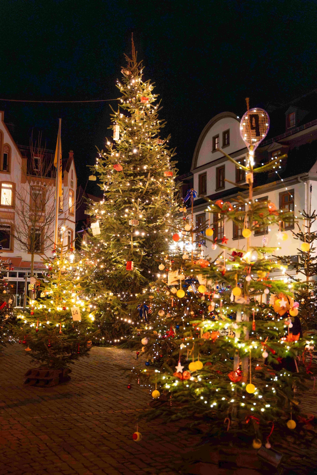 Die Lichter am großen Weihnachtsbaum werden entzündet, die besinnliche Zeit in Boppard beginnt. Mit der neuen Veranstaltung „Bopparder Lichterzauber – Let it glow“ läutet die Stadt Boppard die Vorweihnachtszeit ein. Im Anschluss haben die Geschäfte in der Stadt bis 21 Uhr geöffnet. 