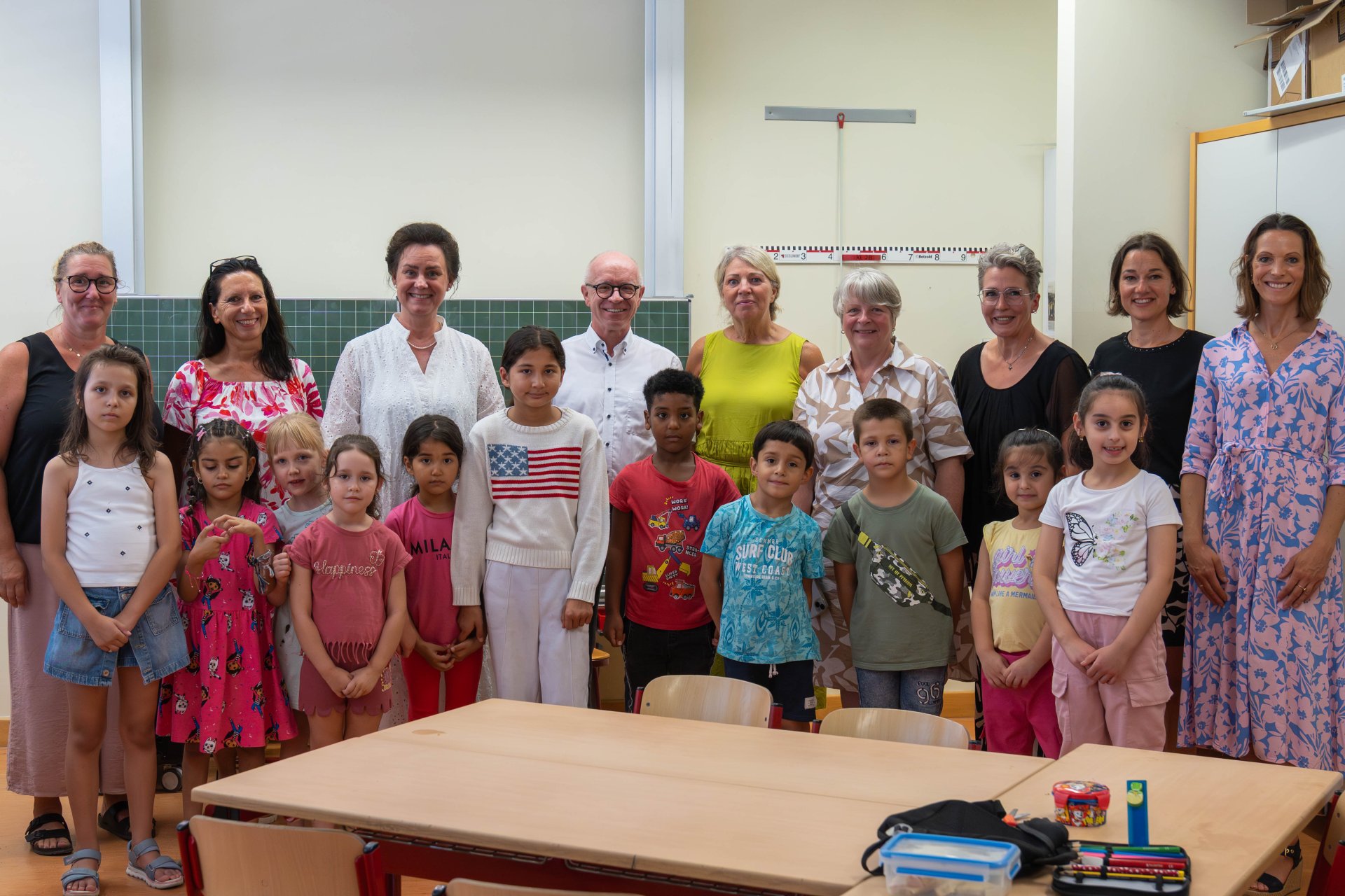 Die rheinland-pfälzische Bildungsministerin Dr. Ute Eiling-Hütig (hinten, 3. von links) hat einen Feriensprachkurs an der Michael-Thonet-Grundschule in Boppard besucht. Es begrüßten die Ministerin die jungen Kursteilnehmerinnen und Kursteilnehmer sowie (hinten, von links): Lehrerin Esther Bögershausen, Andrea Adam, Schulleiterin Michael-Thonet-Grundschule, Jörg Haseneier, Bürgermeister der Stadt Boppard, Ursula Forneck, Stellvertretende Vorsitzende VHS Boppard, Ute Friedrich, Verbandsdirektorin VHS Rheinland-Pfalz, Petra Franzmann, Schulreferentin ADD Koblenz, Natalie Ketzer, Konrektorin Michael Thonet-Grundschule und Lisa Zurmühl, Beisitzerin VHS Boppard. 