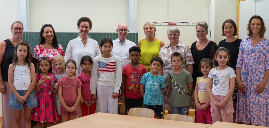 Die rheinland-pfälzische Bildungsministerin Dr. Ute Eiling-Hütig (hinten, 3. von links) hat einen Feriensprachkurs an der Michael-Thonet-Grundschule in Boppard besucht. Es begrüßten die Ministerin die jungen Kursteilnehmerinnen und Kursteilnehmer sowie (hinten, von links): Lehrerin Esther Bögershausen, Andrea Adam, Schulleiterin Michael-Thonet-Grundschule, Jörg Haseneier, Bürgermeister der Stadt Boppard, Ursula Forneck, Stellvertretende Vorsitzende VHS Boppard, Ute Friedrich, Verbandsdirektorin VHS Rheinland-Pfalz, Petra Franzmann, Schulreferentin ADD Koblenz, Natalie Ketzer, Konrektorin Michael Thonet-Grundschule und Lisa Zurmühl, Beisitzerin VHS Boppard. 