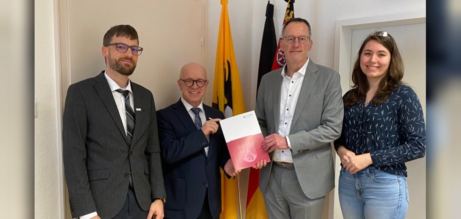 Bei der Bescheidübergabe in den Räumen der Stadtverwaltung Boppard (von links): Dominik Nachtsheim, Leiter Fachbereich 5 Stadtverwaltung Boppard, Boppards Bürgermeister Jörg Haseneier, Landesinnenminister Michael Ebling und Boppards Weinkönigin Viktoria Perll.