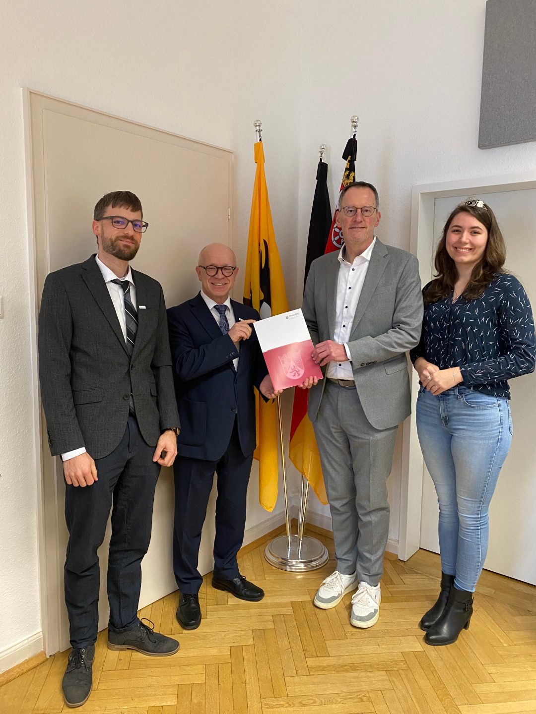 Bei der Bescheidübergabe in den Räumen der Stadtverwaltung Boppard (von links): Dominik Nachtsheim, Leiter Fachbereich 5 Stadtverwaltung Boppard, Boppards Bürgermeister Jörg Haseneier, Landesinnenminister Michael Ebling und Boppards Weinkönigin Viktoria Perll.
