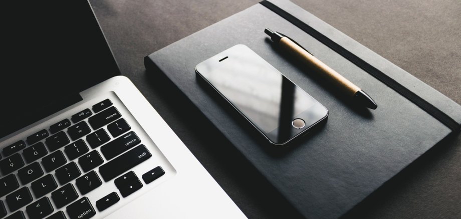 Die Gruppe "EDV und neue Medien" trifft sich wieder und beschäftigt sich diesmal mit Apps für Haushalt und Alltag. Die Gruppe "EDV und neue Medien" trifft sich wieder und beschäftigt sich diesmal mit Apps für Haushalt und Alltag.