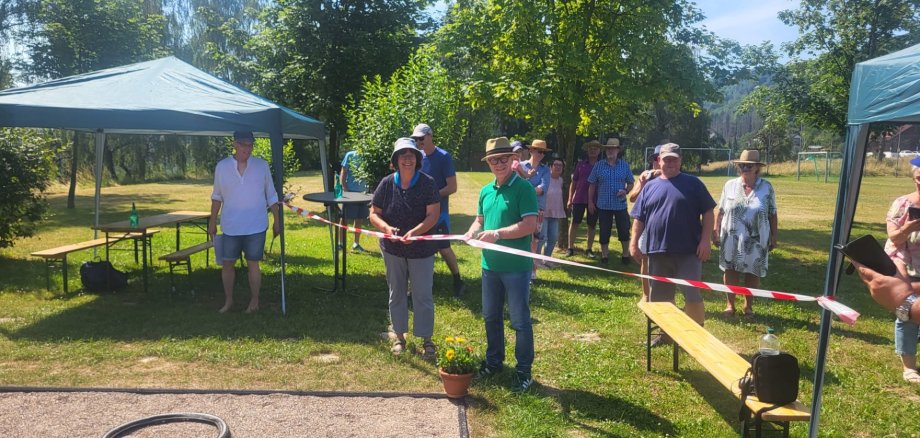 Der neue Bouleplatz in Rheinbay wird offiziell seiner Bestimmung übergeben. 