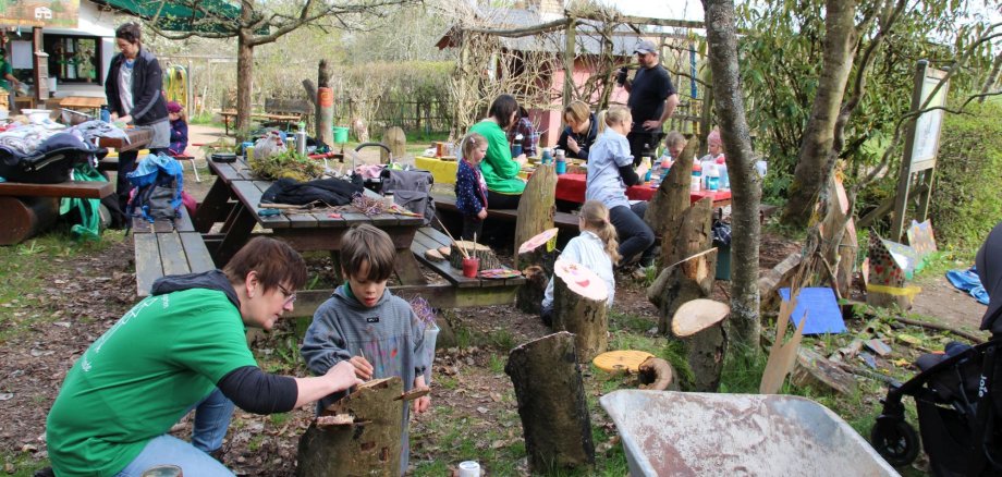 Kinder und Eltern packten beim „Schaffsamstag“ der naturnahen Kita „Winkelholzbande“ in Oppenhausen fleißig mit an. 