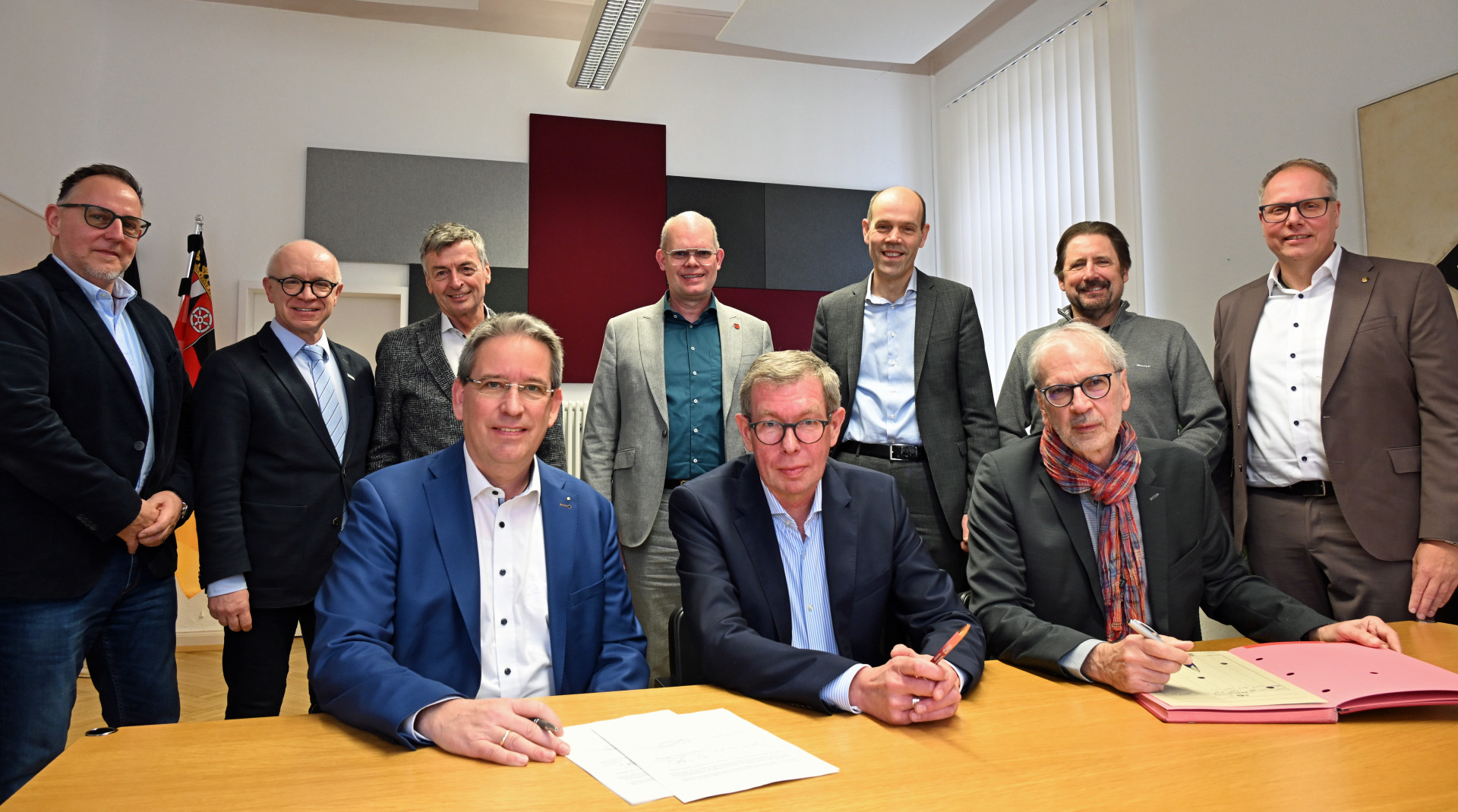 Die Kooperationsvereinbarung unterzeichneten (von links) die Geschäftsführer Frank-Michael Uhle (ERH), Dirk Gottschalk (STAWAG Energie GmbH) und Thomas Lorenz (ERH) in Anwesenheit von Thorsten Hamm (STAWAG Energie GmbH), der gesetzli-chen Vertreter der ERH-Gesellschafter Bürgermeister Jörg Haseneier, Michael Boos, Christian Keimer, Peter Unkel, Peter Müller sowie von Landrat Volker Boch.