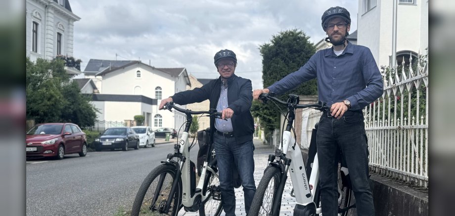 Auch nach Abschluss des STADTRADELNS in Boppard legt die Stadtverwaltung Wert auf den Klimaschutz. Künftig sind fünf E-Bikes in den Fuhrpark der Verwaltung integriert und können für Fahrten von den Mitarbeiterinnen und Mitarbeitern ausgeliehen werden. Darüber freuen sich auch Bürgermeister Jörg Haseneier (links) und Klimaschutzmanager Dominik Nachtsheim. 