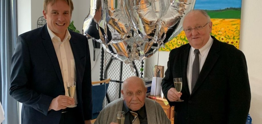 Zum 100. Geburtstag gratulierten Siegfried Schlupp (Mitte) der Erste Beigeordnete Helmut Schröder (rechts) und Ortsvorsteher Niko Neuser (links). 