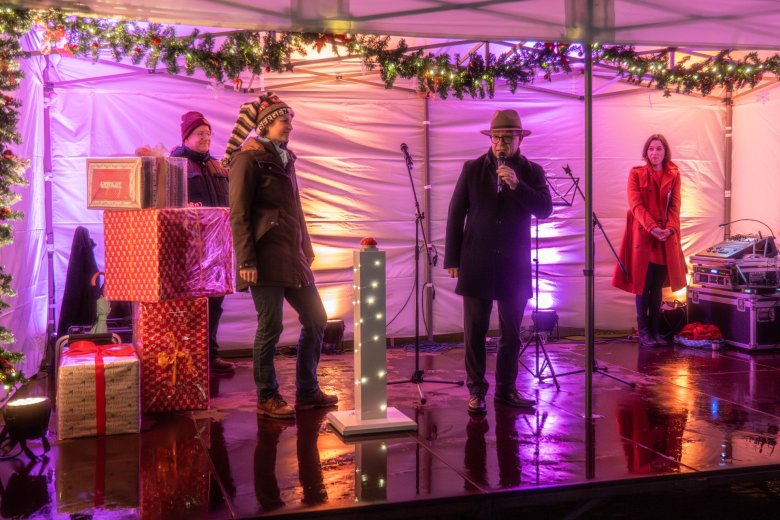 Bürgermeister Jörg Haseneier und Ortsvorsteherin Alexa Bach begrüßten die Anwesenden. 