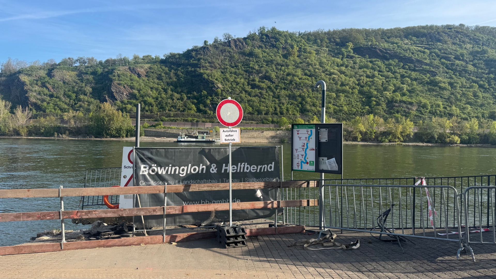 Aktuell bleibt der Fährbetrieb in Boppard eingestellt: Bei einem Unfall wurden am 19. März 2026 sowohl das Auflager als auch die Brücke beschädigt.
